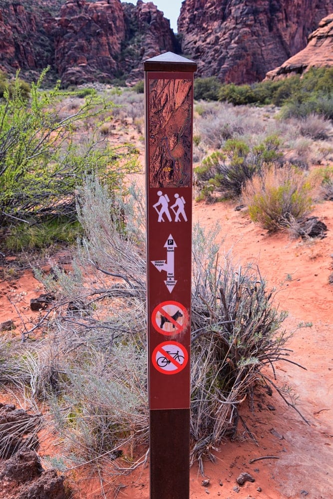Vertical trailhead sign