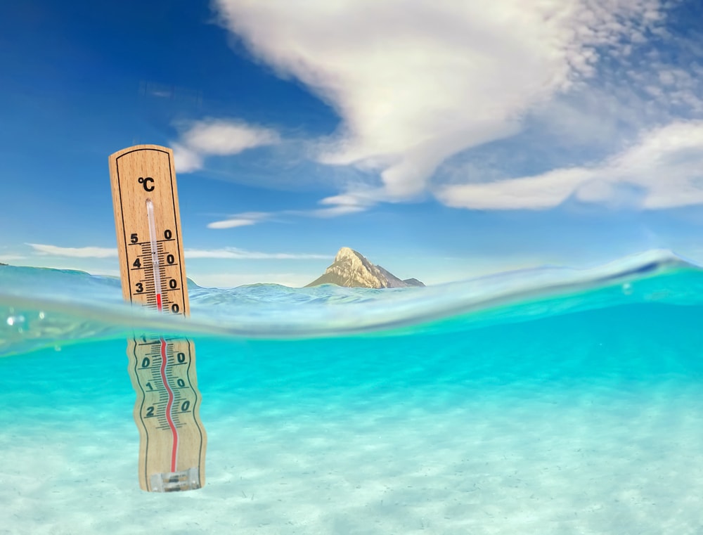 ocean with underwater view and thermometer showing warming ocean temperatures