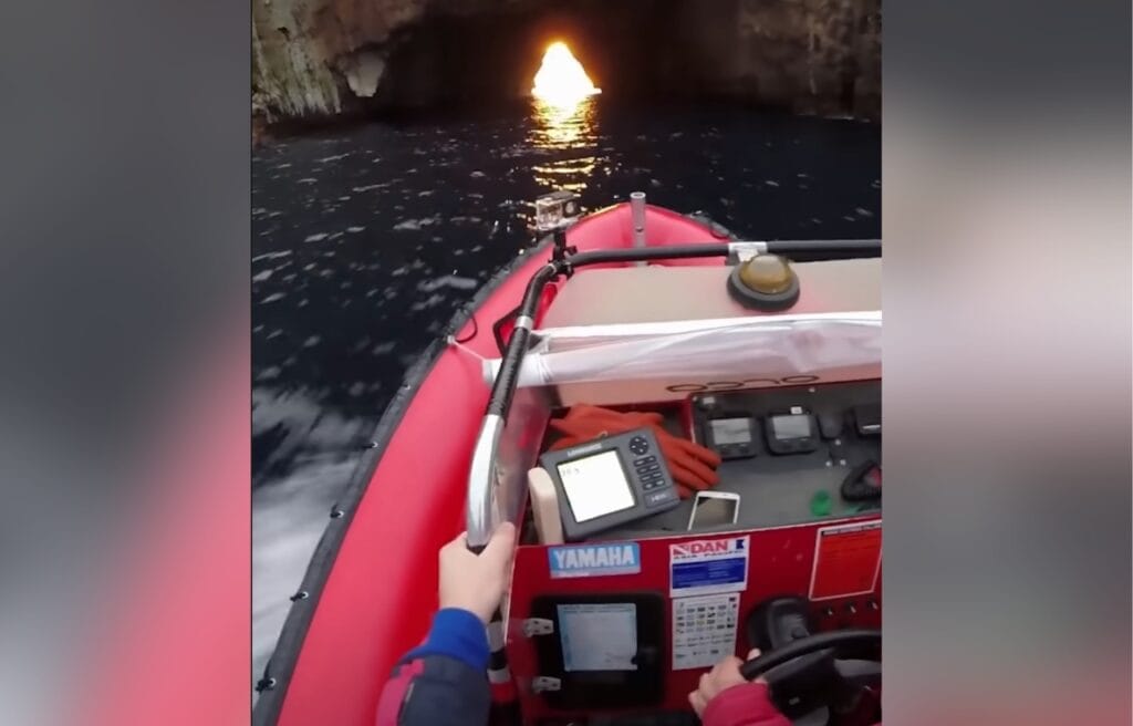 Rescue team on the way to the trapped orca