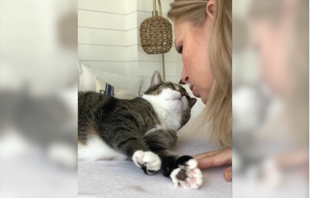 Poupee kissing Brigette